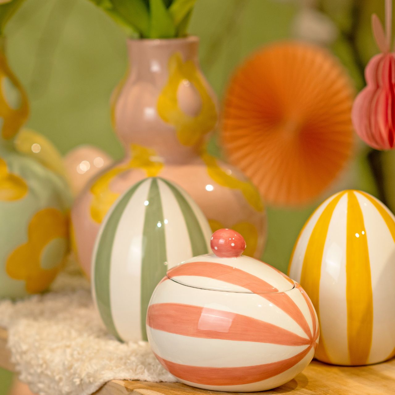 Huevo de Pascua de cerámica a rayas de colores 3 pliegues, (A/A/P) 9x13x9cm